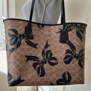 ❤️ Coach Gallery Zip top Tote Bag Signature Canvas Bow Print Purse